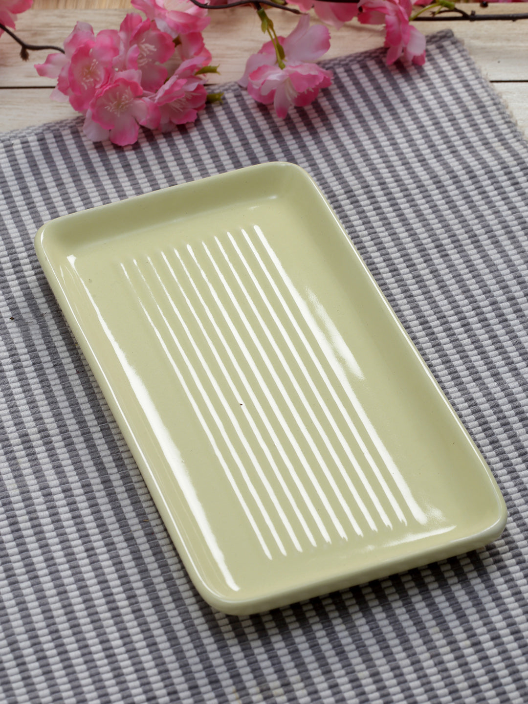 Stripped Set of 2 Ceramic Mugs With Tray