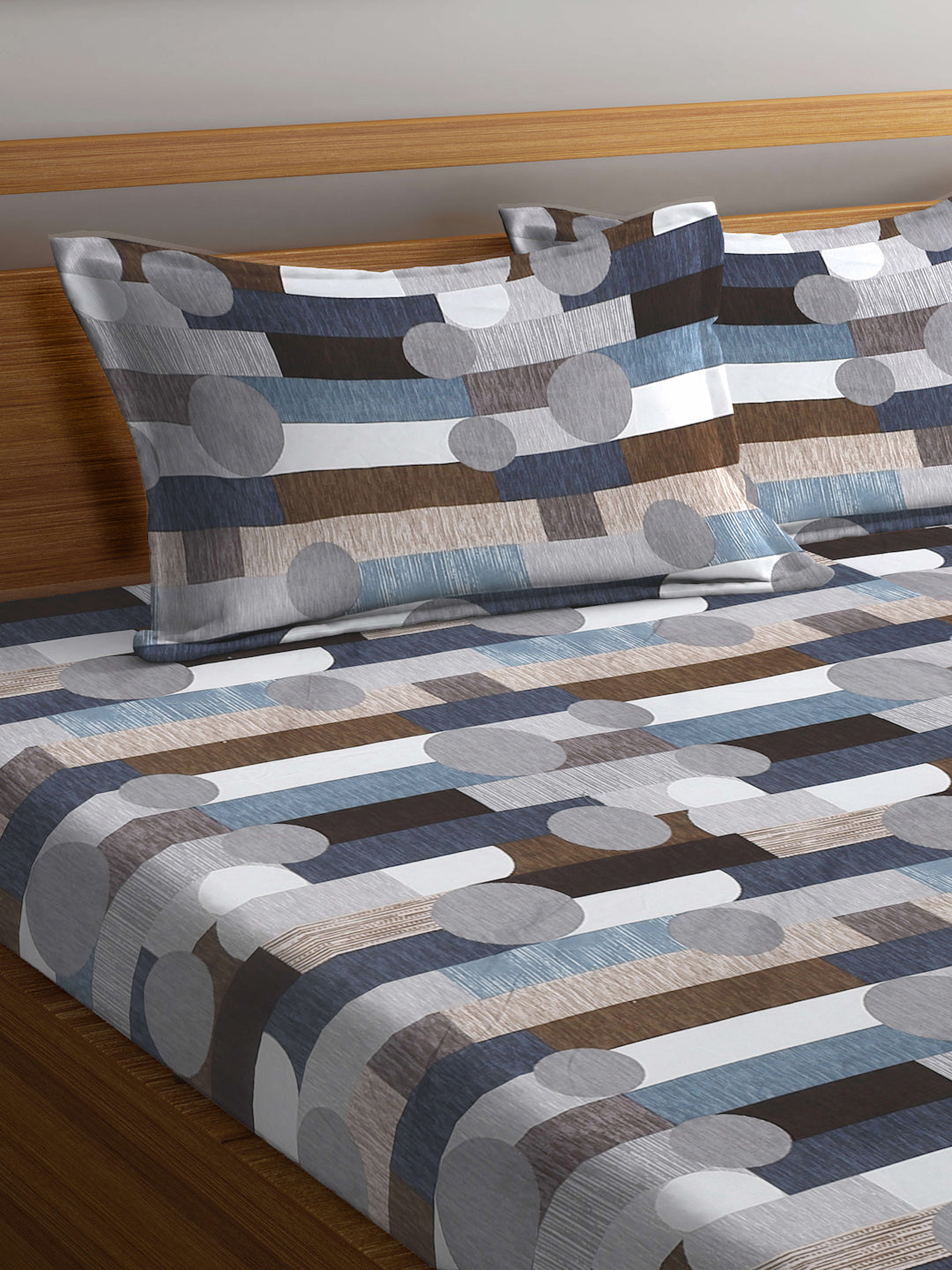 Arrabi Grey Geometric TC Cotton Blend Super King Size Bedsheet with 2 Pillow Covers (270 x 260 cm)