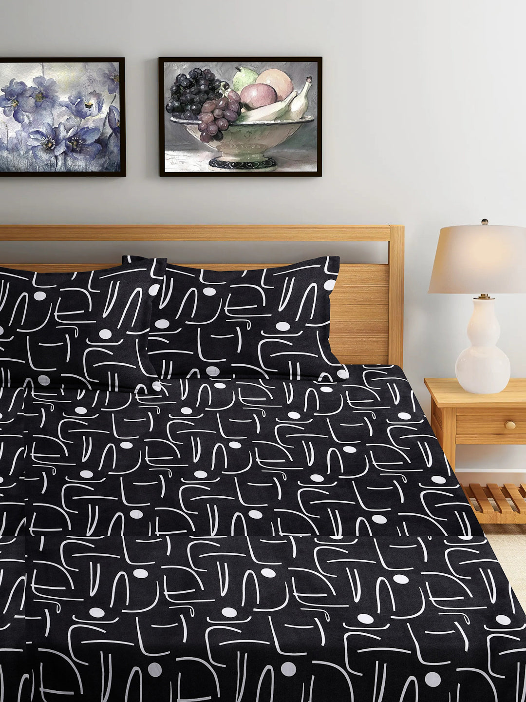Arrabi Black Geometric TC Cotton Blend Super King Size Bedsheet with 2 Pillow Covers (270 x 260 cm)