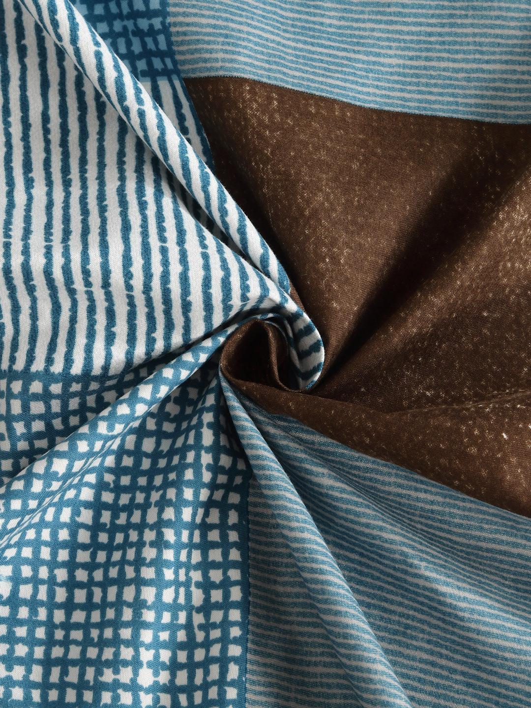 Arrabi Multi Geometric TC Cotton Blend King Size Bedsheet with 2 Pillow Covers (250 X 215 cm)