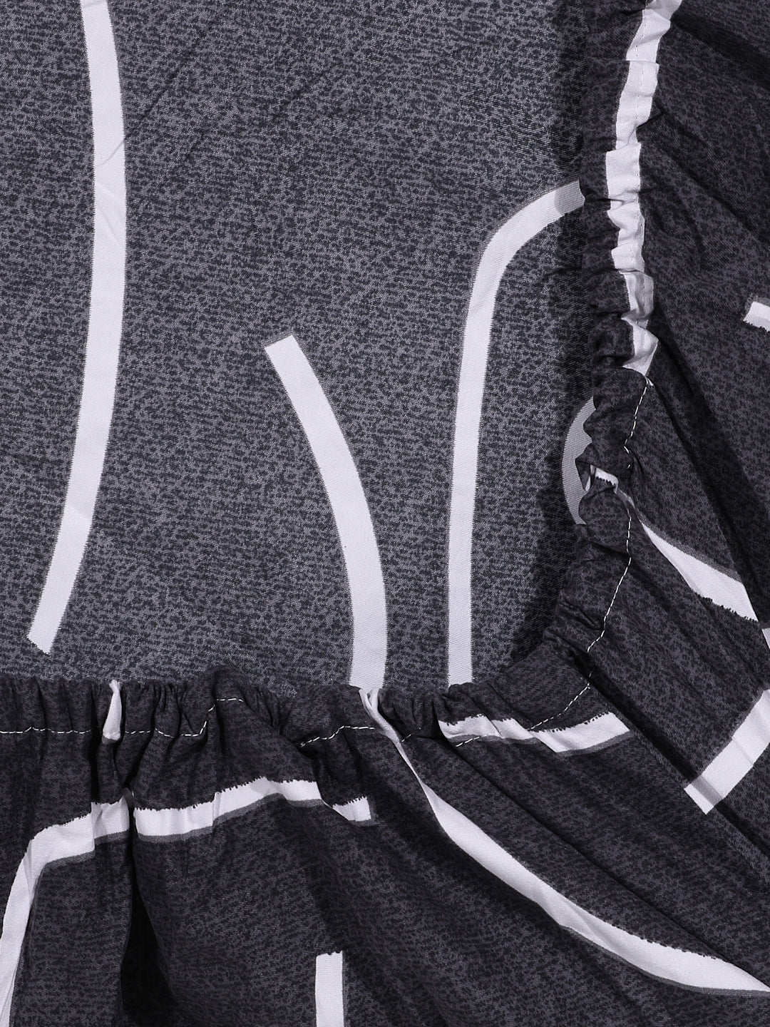 Arrabi Black Geometric TC Cotton Blend Super King Size Fitted Bedsheet with 2 Pillow Covers (270 X 260 Cm)