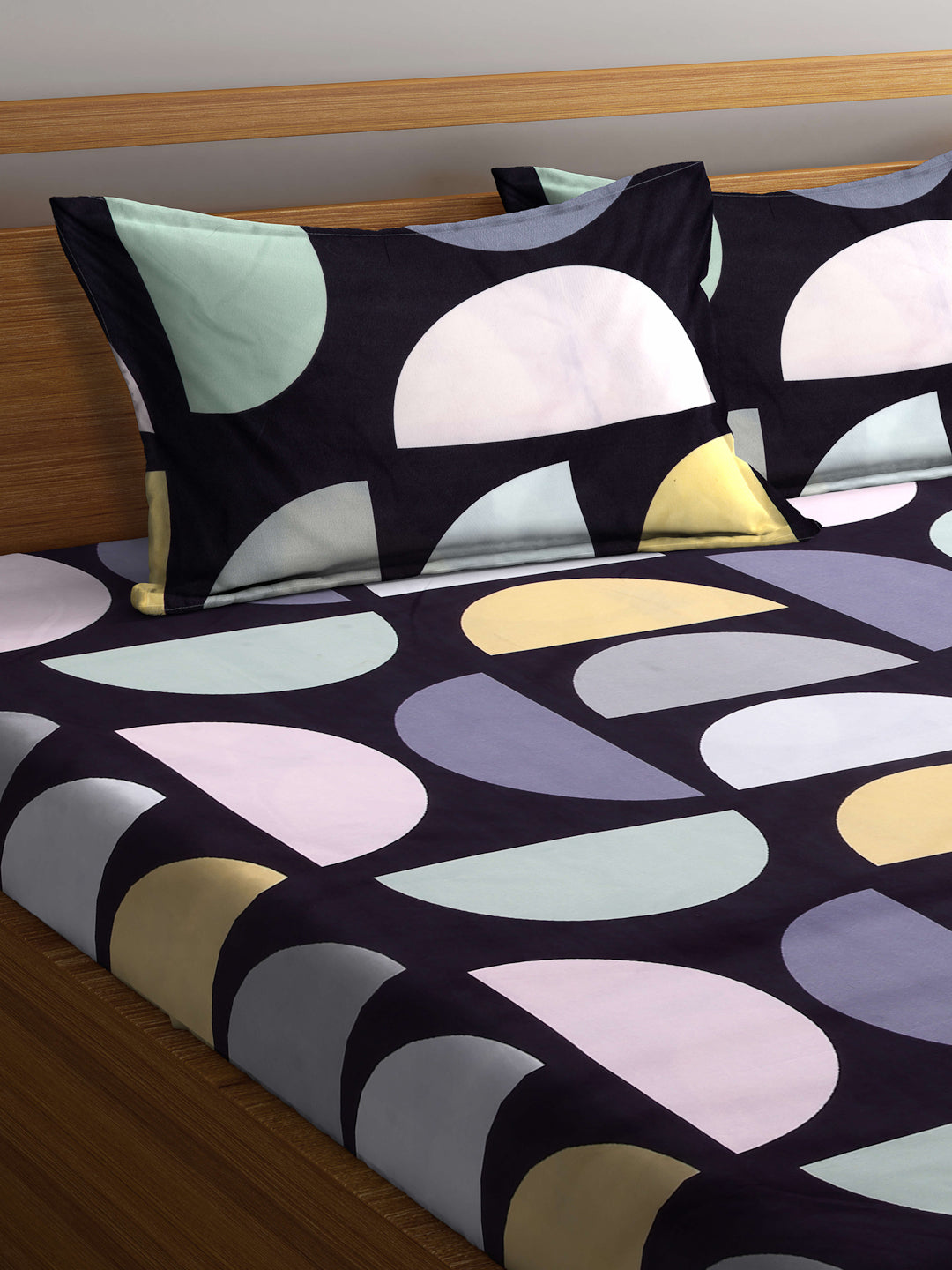 Arrabi Multi Geometric TC Cotton Blend King Size Bedsheet with 2 Pillow Covers (250 X 215 cm)
