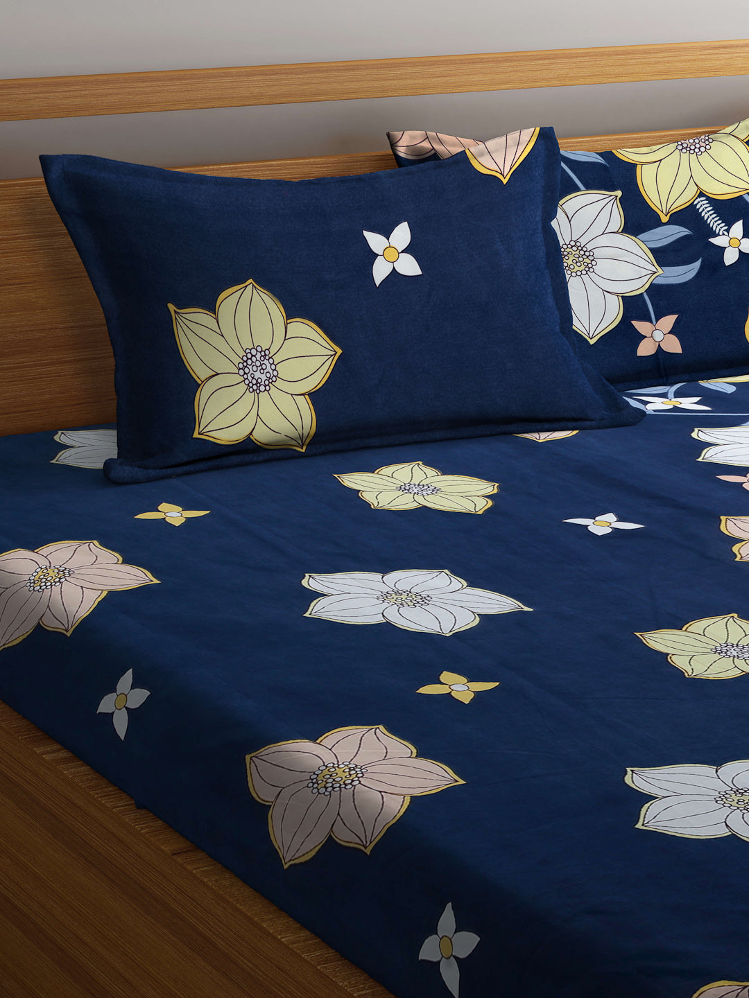Arrabi Blue Floral TC Cotton Blend King Size Bedsheet with 2 Pillow Covers (250 X 220 cm)