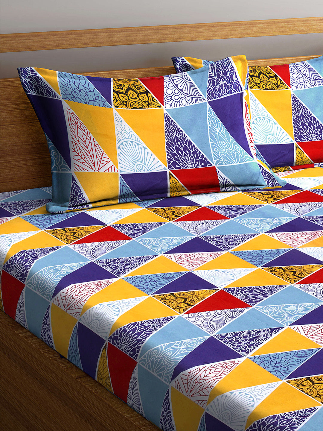 Arrabi Multi Geometric TC Cotton Blend King Size Fitted Bedsheet with 2 Pillow Covers (250 X 215 Cm )