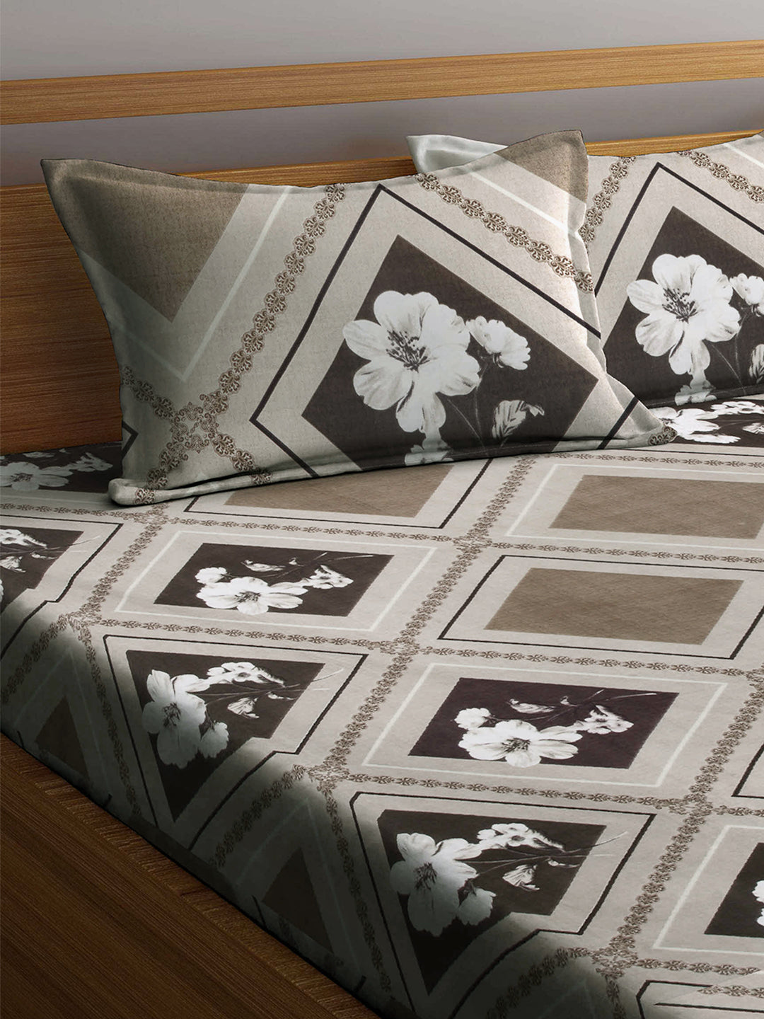 Arrabi Multi Floral TC Cotton Blend King Size Fitted Bedsheet with 2 Pillow Covers(250 X 215 Cm )