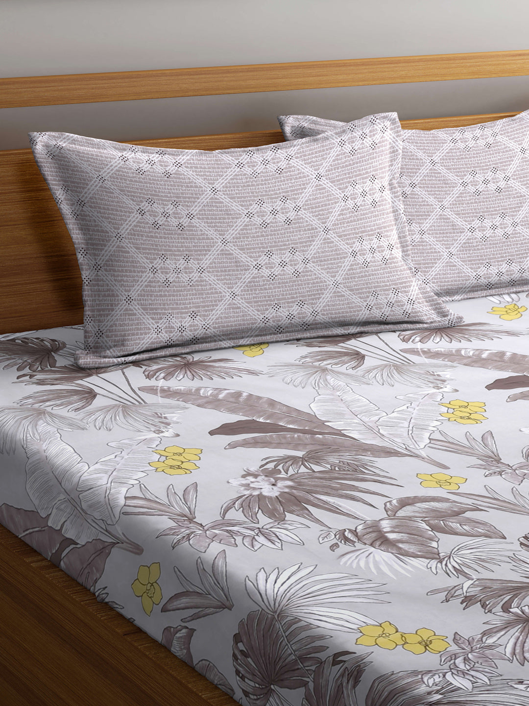Arrabi Brown Leaf TC Cotton Blend Super King Size Bedsheet with 2 Pillow Covers (270 X 260 cm)