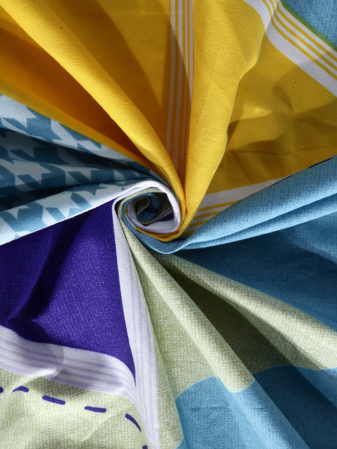 Arrabi Multi Geometric TC Cotton Blend King Size Bedsheet with 2 Pillow Covers (250 X 215 cm)