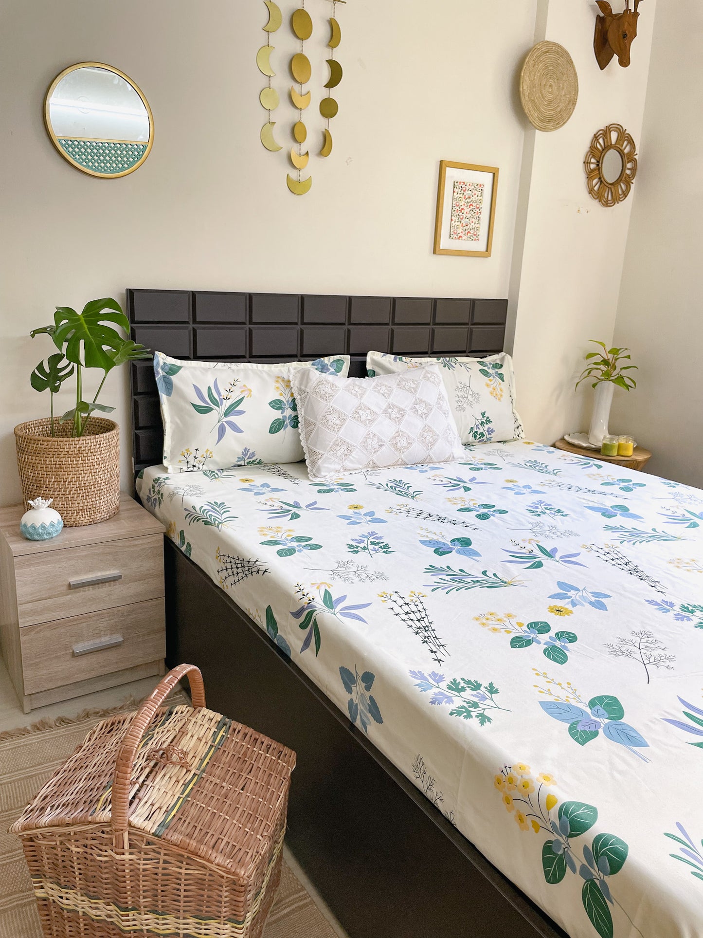 Arrabi White Floral TC Cotton Blend King Size Bedsheet with 2 Pillow Covers (250 X 215 cm)