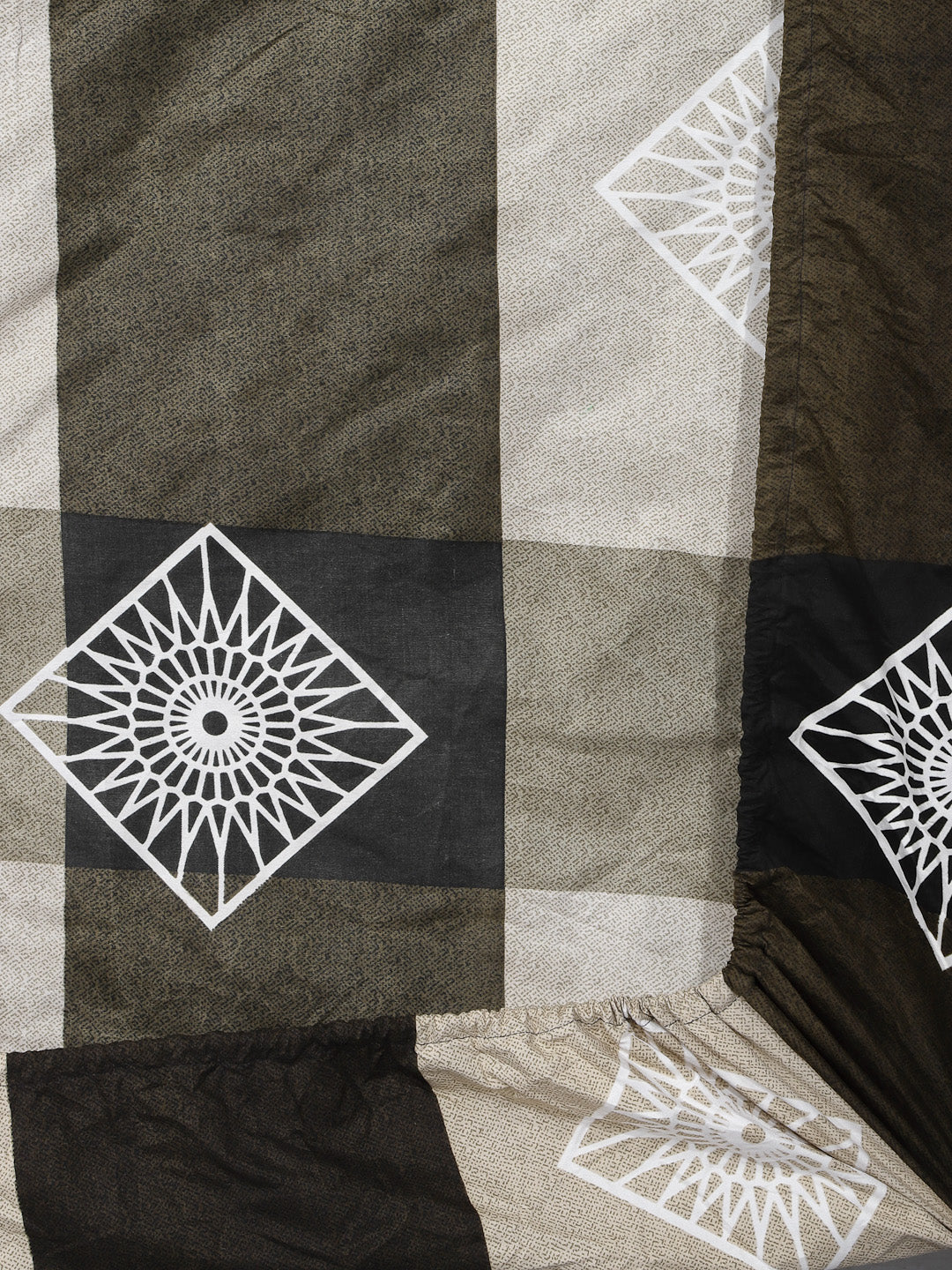 Arrabi Green Geometric TC Cotton Blend King Size Fitted Bedsheet with 2 Pillow Covers (250 X 220 Cm )