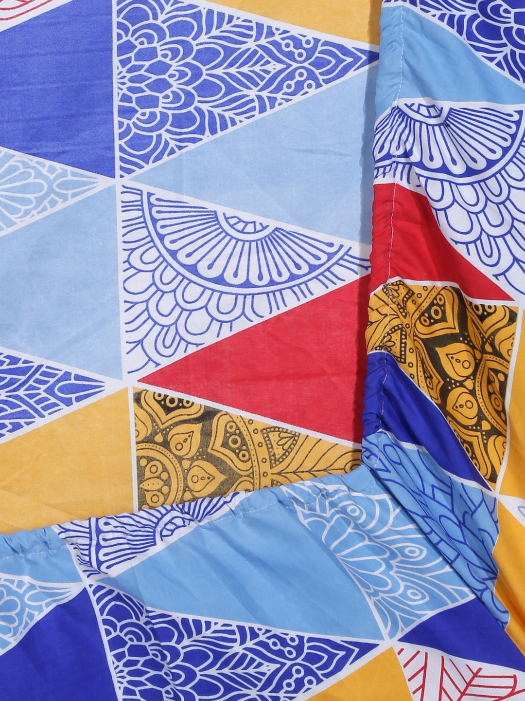Arrabi Multi Geometric TC Cotton Blend King Size Fitted Bedsheet with 2 Pillow Covers (250 X 215 Cm )