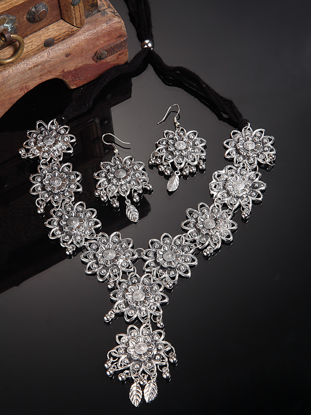 Arrabi Metallic Oxidised Jewellery Set with 2 Earrings (30 cm)