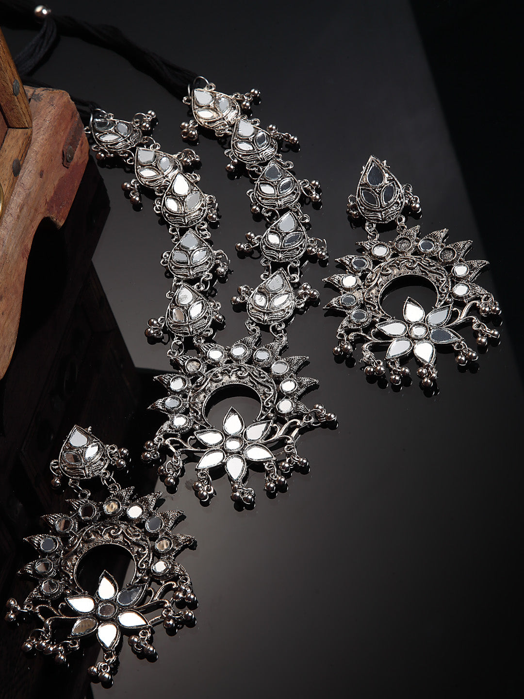 Arrabi Metallic Oxidised Jewellery Set with 2 Earrings (30 cm)