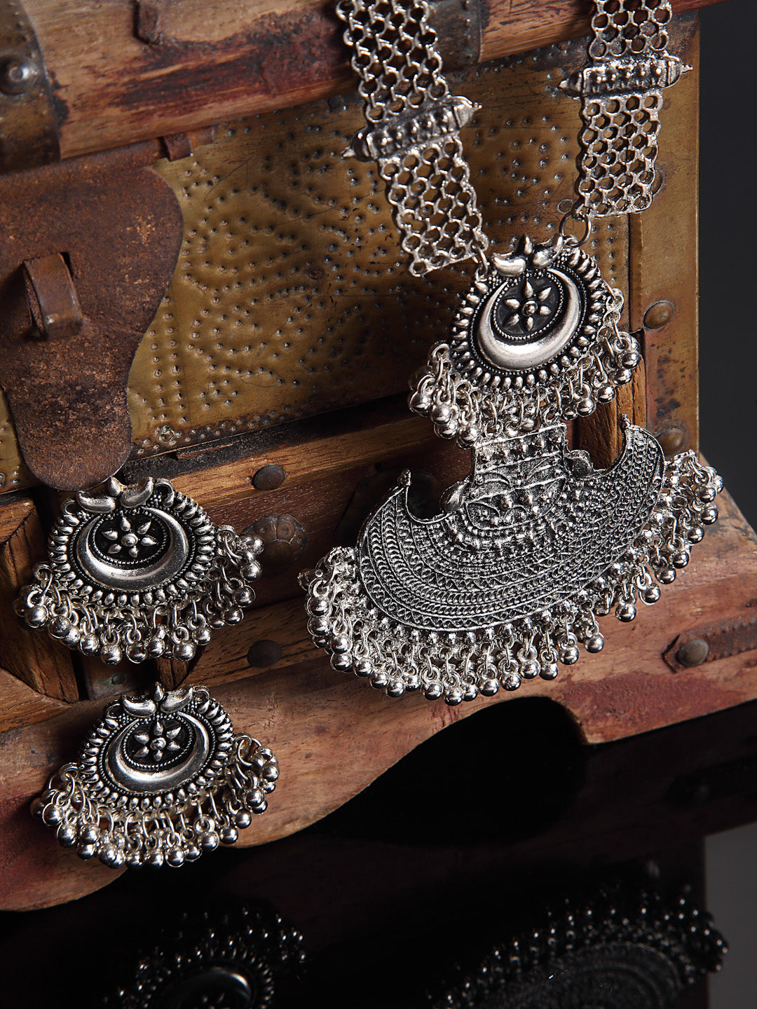 Arrabi Metallic Meenakari Jewellery Set with 2 Earrings (30 cm)