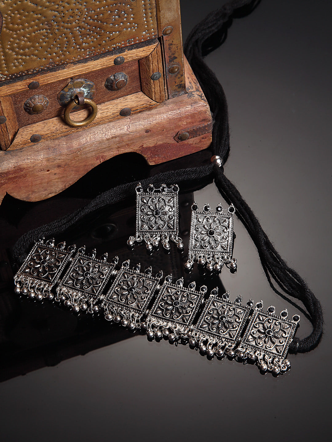 Arrabi Metallic Oxidised Jewellery Set with 2 Earrings (40 cm)