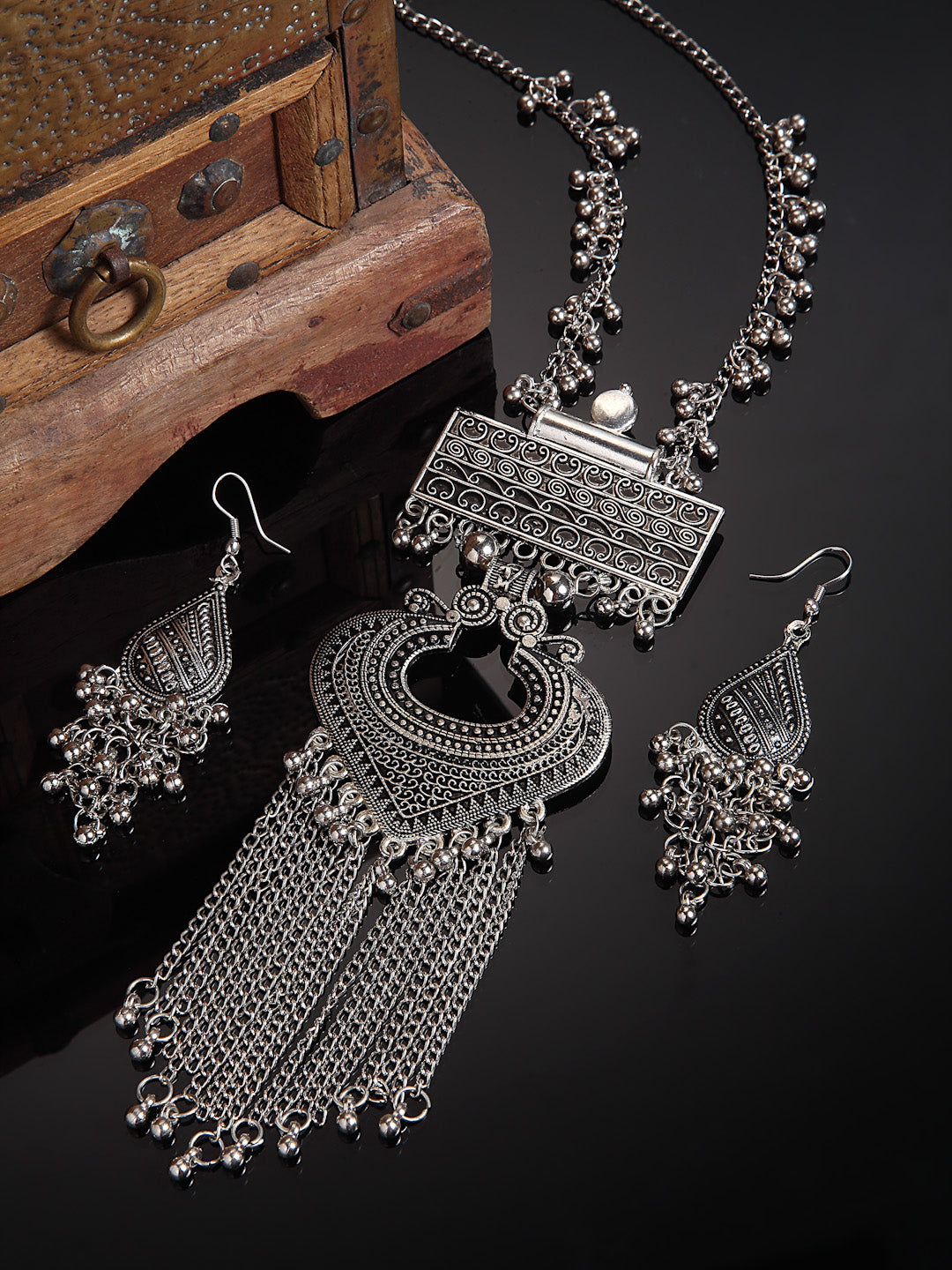 Arrabi Metallic Oxidised Jewellery Set with 2 Earrings (30 cm)