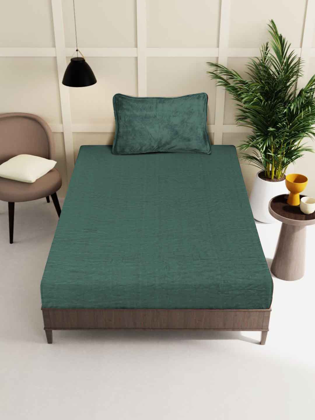 Green winter fitted bedsheet in soft woolen fleece fabric with pillow cover for single bed
