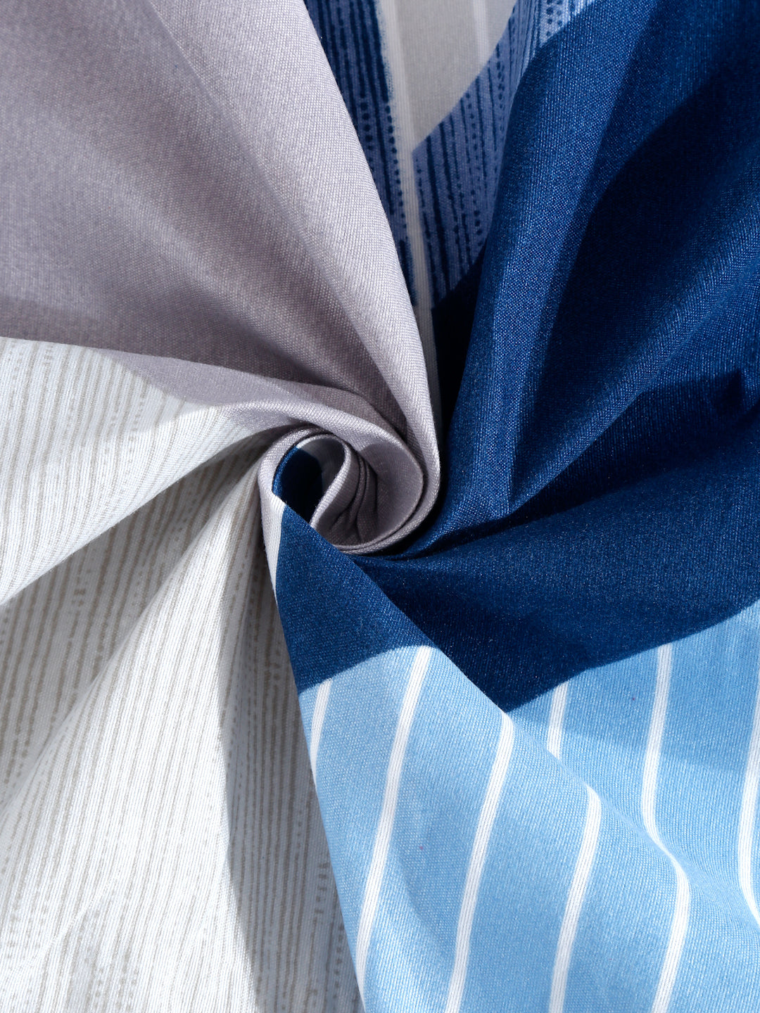 Arrabi Blue Geometric TC Cotton Blend King Size Bedsheet with 2 Pillow Covers (250 x 215 cm)