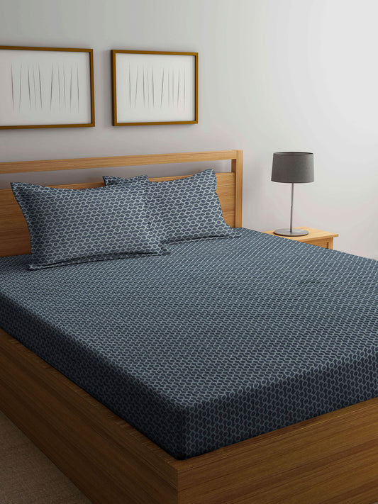 Arrabi Green Geometric Handwoven Cotton King Size Bedsheet with 2 Pillow Covers (260 X 230 cm)