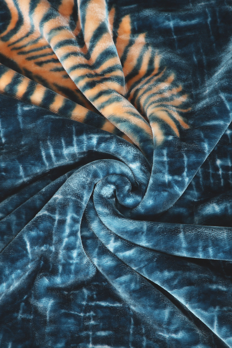 Arrabi Turquoise Leaf Wool Blend 900 GSM Full Size Double Bed Blanket (240 X 200 cm)