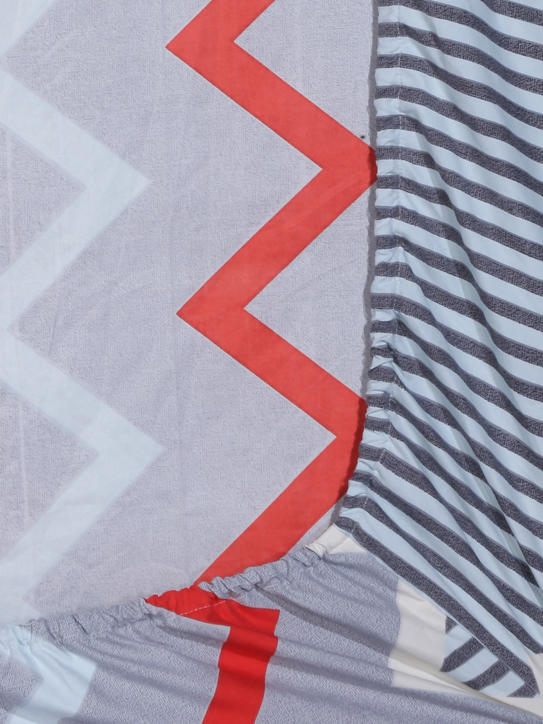 Arrabi Grey Geometric TC Cotton Blend King Size Fitted Bedsheet with 2 Pillow Covers(250 X 215 Cm )